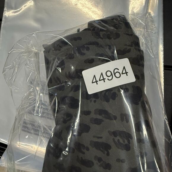 Old Navy Activewear Leggings Women M Medium Gray Animal Print Capri Pull On - Picture 7 of 7